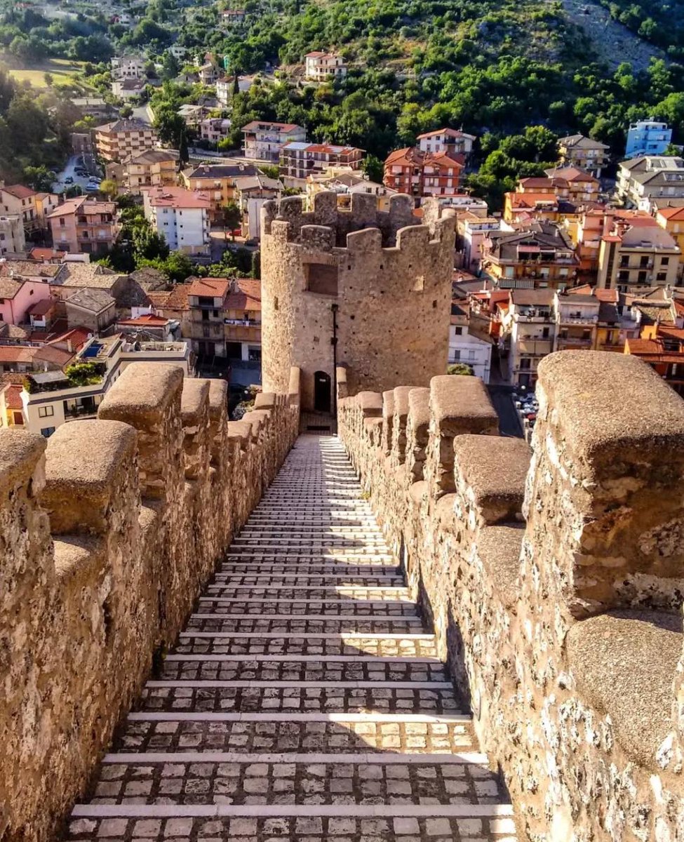 Situato tra i #MontiAurunci, #Itri è un antico borgo in provincia di Latina che è stato crocevia di passaggio per mercanti ed eserciti che percorrevano la via #AppiaAntica

📷 Ig lativmvetus

#VisitLazio #LazioIsMe #LazioEternaScoperta