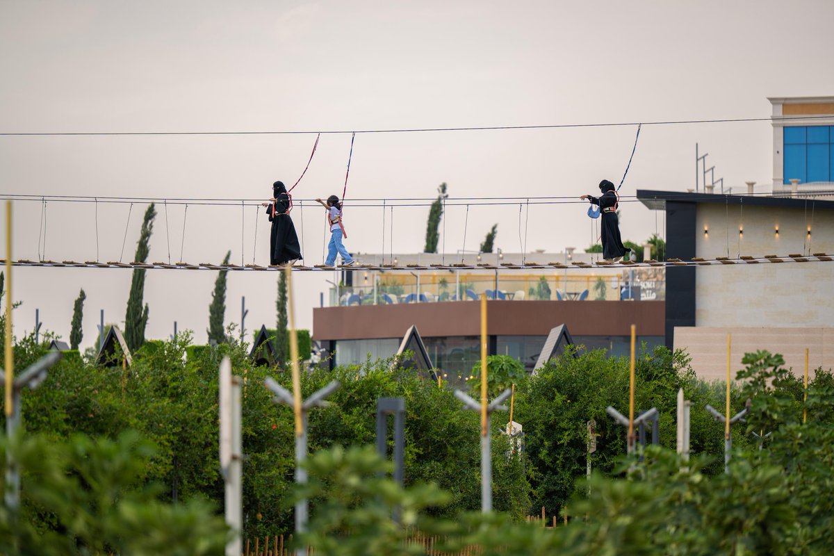 تجربة إقامة راقية، وأجواء باردة بعيدة عن صخب المدينة، وحدائق خضراء ومقاهي مميزة.. كل هذا وأكثر بمنتجع الوادي في عسير 🌧️
<a href="/Discoveraseer/">Discover Aseer | اكتشف عسير</a>
#أغسطس_موسم_عسير 💚 

#لوّن_صيفك واحجز إقامتك الآن:
visitsaudi.com/ar/aseer/attra…