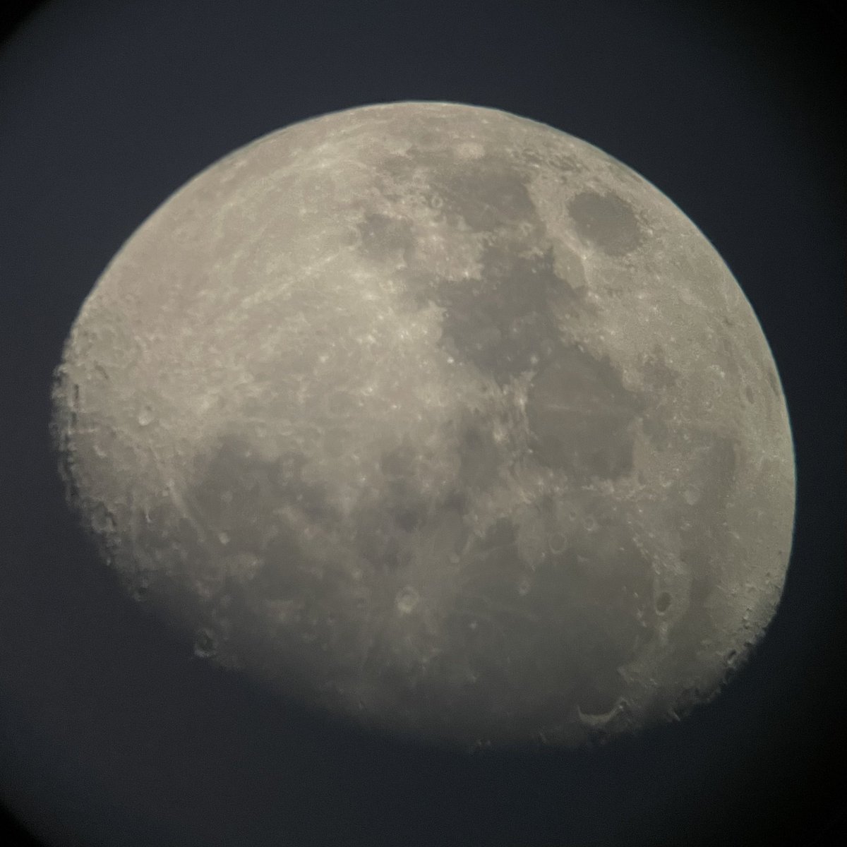 晚上突然获知一位儿时好友骤然离世的消息，特别特别难过。我俩还是娃娃时就认识，这么多年一直没断了联系。巧的是我上个月才刚跟他见过面，告别时还相互拥抱，他嘱咐我说下次一定让我把其他朋友都叫上聚一聚，谁曾想再也没有了下次……人生两别，不过一瞬。