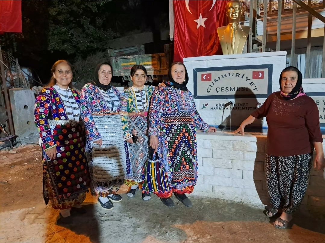 instagramda gezerken önüme düştü. tokatta bir köye çeşme yapıyorlar ismini cumhuriyet koyuyorlar mustafa kemal paşa anıtını da dikiyorlar. bu halkın içinden cumhuriyet ve atatürk sevgisini alamazsın