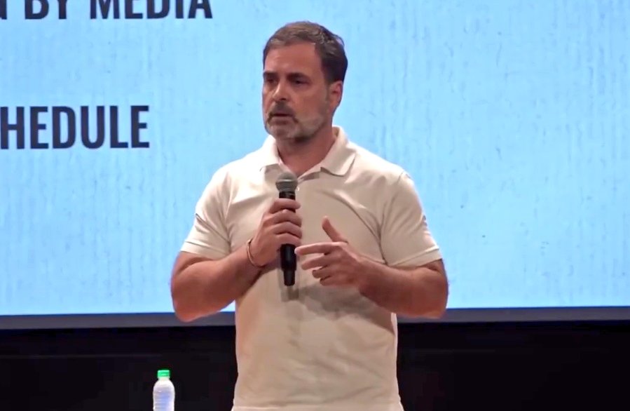 HUGE 🚨 ELECTION COMMISSION : Rahul Gandhi has 2 Options -- "Sign the declaration or apologise"

RAHUL GANDHI : "I have already taken oath inside Parliament"

He accuses the EC of colluding with the BJP. 

EC ⚡⚡ : If Rahul Gandhi does not sign the Declaration, it would mean