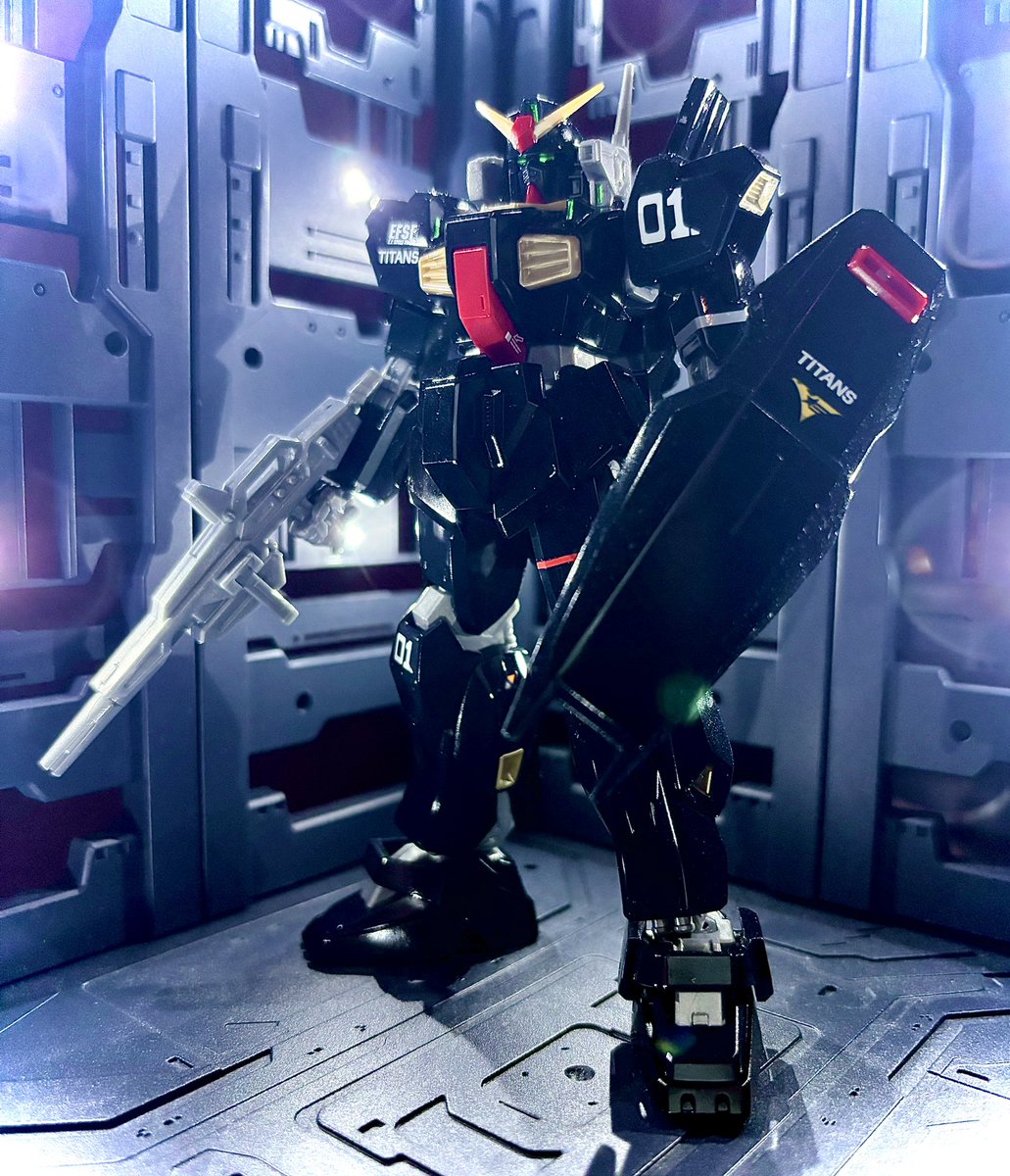 ガンダムベース限定ガンダムマークIIティターンズカラー完成😃サクッとパチ組光沢仕上げです。オリジナルより黒味が強く黄色のところが金色なのがGood🙆
#ガンダム　#ガンプラ　#ガンプラ好きと繋がりたい　#gundam  #gunpla  #プラモデルライフ  #プラモデル　#ガンダムベース限定　#ガンダムマークII