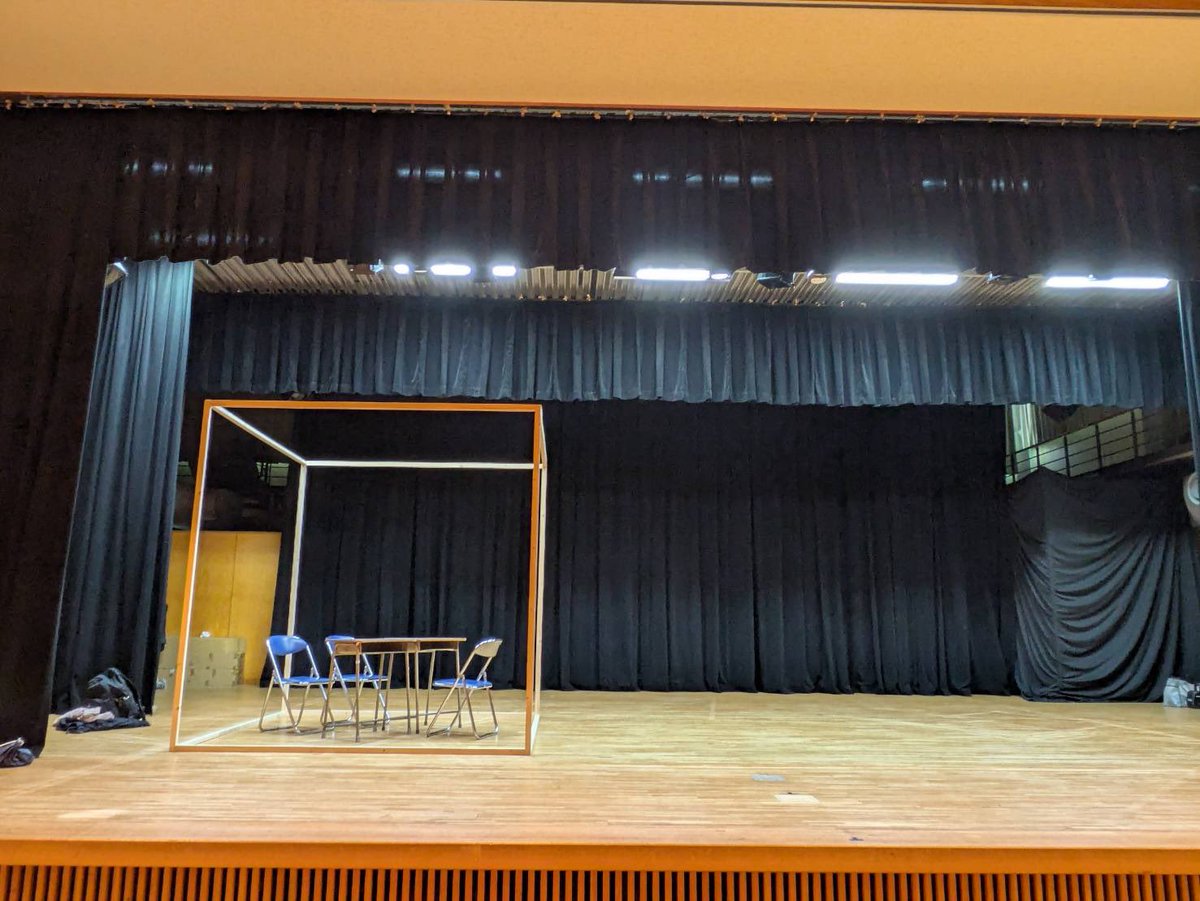 昨日は中学生体験入部の日でした！！
中学生に向けての劇の上演、なんと今回は1年生のみ！！演出から道具まで全て1年生が考えました！！1年生すごいぞ！！！

そして中学生の皆さん、ぜひ城東高校演劇部へ！🧜