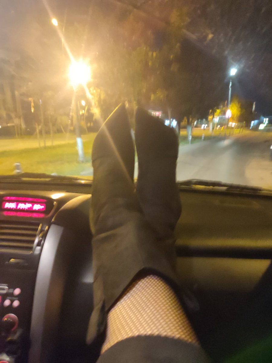 biliyorum tapmak istiyorsunuz ayaklarıma 😀