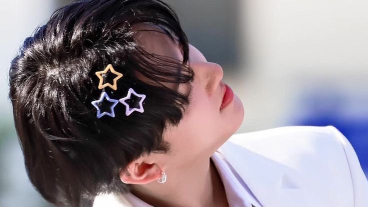 stars on his cheeks, hair, and glasses 🩷 my star boy seo changbin ⭐️✨💫