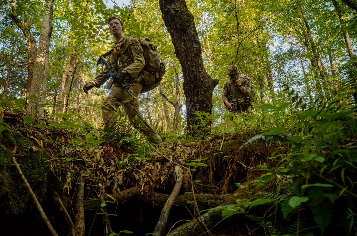 ArmyROTC's tweet image. Putting 9th Regiment #AdvancedCamp skills to the test at #CadetSummerTraining FTX Grizzly.
🔗 For more #CST2025 content click the link in our bio!
📸: Nathan Abbott, CST Public Affairs Office