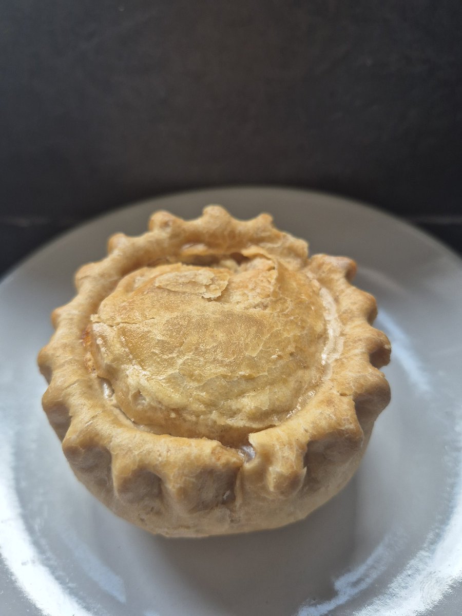 thelifeofpies's tweet image. Pork pie (£2 79l from Essington Farm near Wolverhanpton . It has a traditional distinctive bow shape, which is usually more defined in West Midlands. Served and eaten cold, with a generous clump of pork and PRAISE THE LORD a frame of jelly around the interior #pie #porkpie
