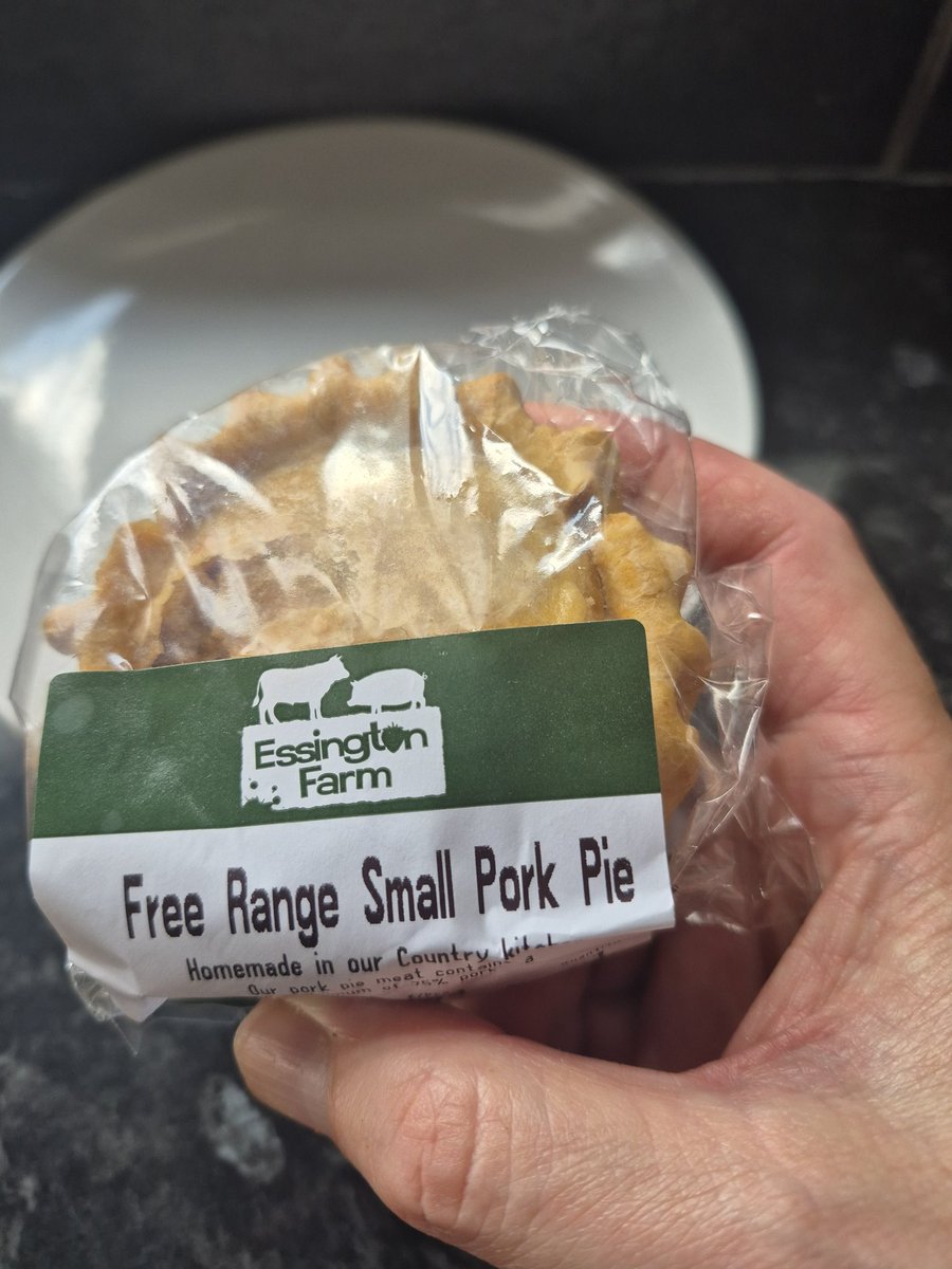 thelifeofpies's tweet image. Pork pie (£2 79l from Essington Farm near Wolverhanpton . It has a traditional distinctive bow shape, which is usually more defined in West Midlands. Served and eaten cold, with a generous clump of pork and PRAISE THE LORD a frame of jelly around the interior #pie #porkpie
