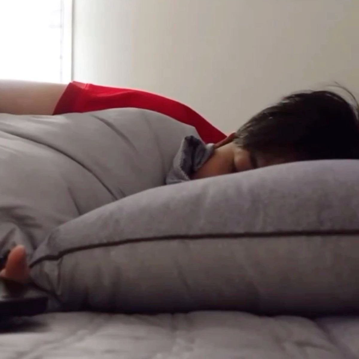 jjonghathan's tweet photo. he has to hold on to something when he sleeps. as a child, he said he had a stuffed animal he slept with OH NOW I’M CRYING https://t.co/ob1TJ5oRUz
