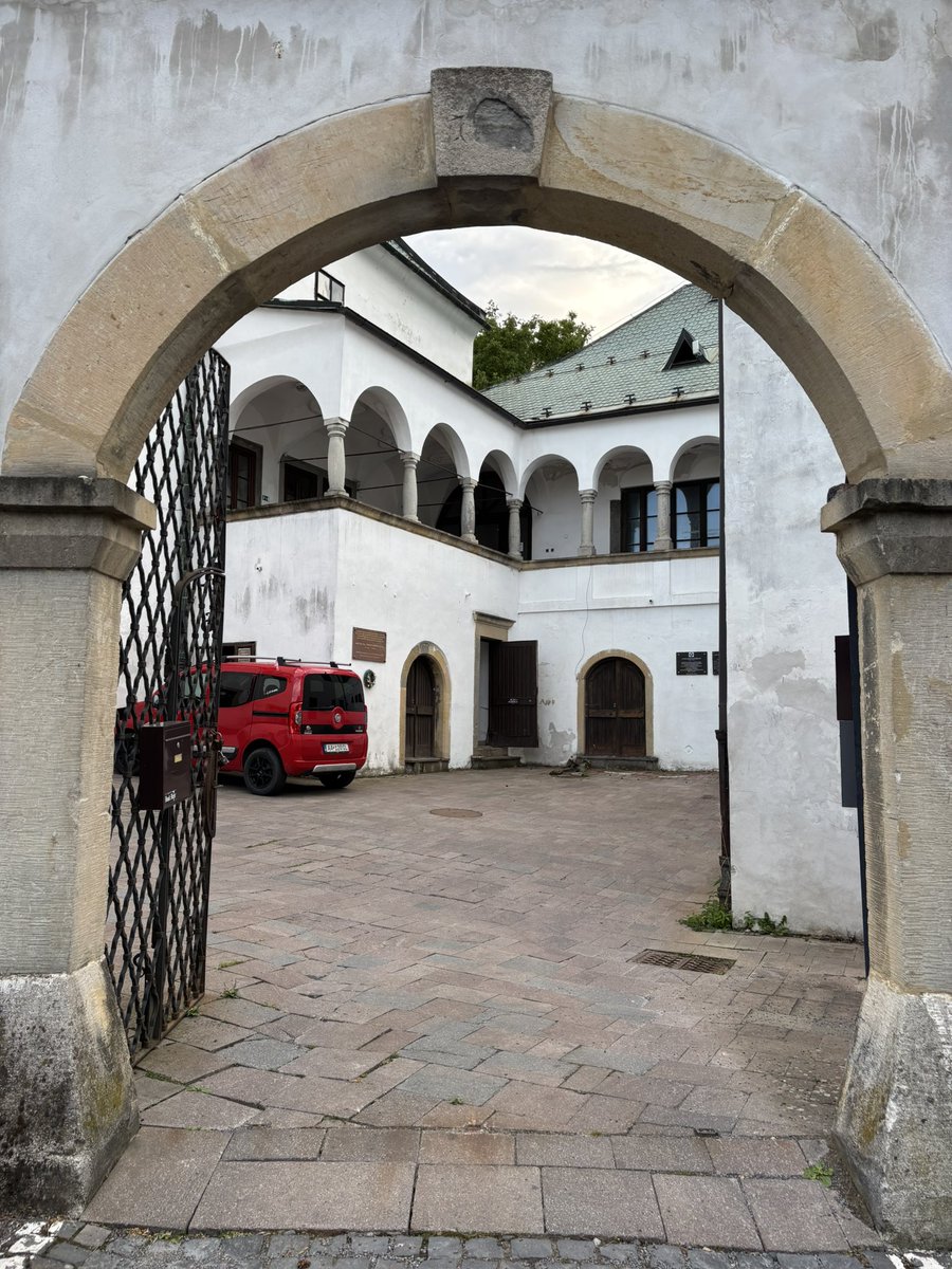 Meanwhile, one of my favorite cities in Slovakia is the beautiful Banská Štiavnica: #Slovakia 

A tymczasem, jednym z moich ulubionych miast na Słowacji jest piękna Bańska Szczawnica: #słowacja