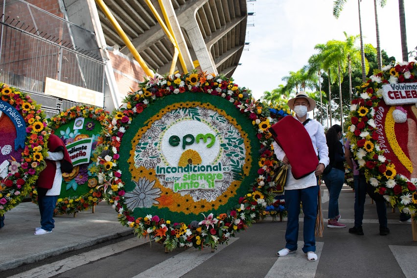 EPMestamosahi's tweet photo. Durante estos 70 años, en EPM hemos estado presentes apoyando lo que nos une: nuestra cultura y nuestras tradiciones. 💚
 La Feria de las Flores es uno de esos momentos que nos llena de orgullo, y este domingo 10 de agosto estaremos, una vez más, acompañando el Desfile de Silleteros. 🌸🌺🌻
Revive con nosotros algunos de los momentos más memorables de esta celebración que ha marcado nuestra historia. 🤩👇
#70AñosJuntosEPM