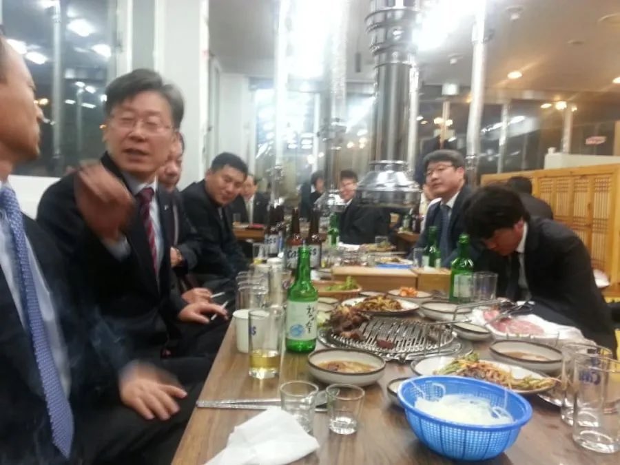 <a href="/numee0809/">뚜여사_새로운민주당</a> 식당에서 담배피는 이재명. 
식당에서 술먹고 담배피는 사진까지 있는데 아니라는 저 등신은 뭘까요 ㅎ 
사진도 안보고 무조건 질러대는 멍충한 인간이군요.