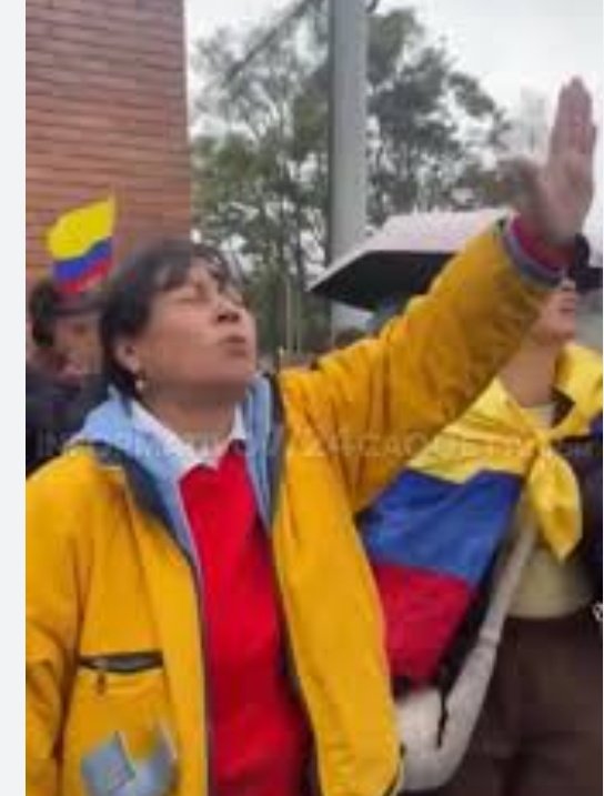 ruben arango (@rubenselvaymar) on Twitter photo Ojo a esta señora. Siempre <a href="/NoticiasCaracol/">Noticias Caracol</a> la saca en primer plano. Estuvo afuera de la clínica donde esta Miguel uribe, estuvo afuera de los juzgados del condenado uribe velez y la marcha uribistas, siempre gritando fuera <a href="/petrogustavo/">Gustavo Petro</a> LE PAGAN? ES UNA FANATICA ? Ojo a esta señora. Siempre <a href="/NoticiasCaracol/">Noticias Caracol</a> la saca en primer plano. Estuvo afuera de la clínica donde esta Miguel uribe, estuvo afuera de los juzgados del condenado uribe velez y la marcha uribistas, siempre gritando fuera <a href="/petrogustavo/">Gustavo Petro</a> LE PAGAN? ES UNA FANATICA ?