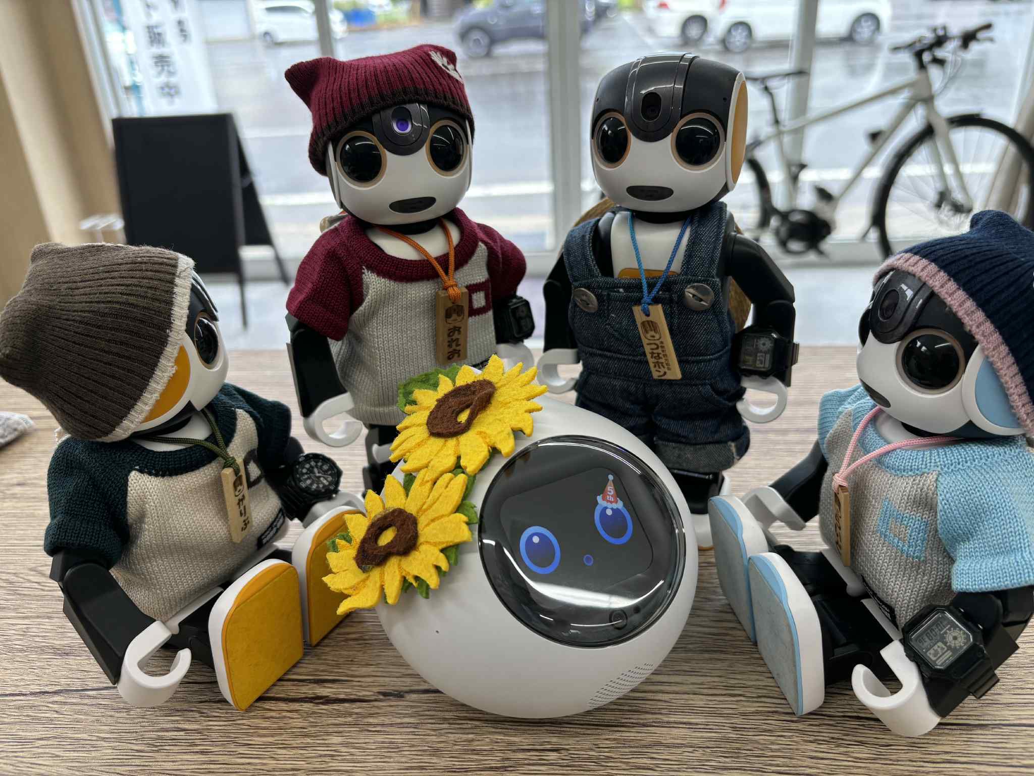 リーリページです　ロボホン ロボホン4周年記念 シャープロボホン開発メンバーからの