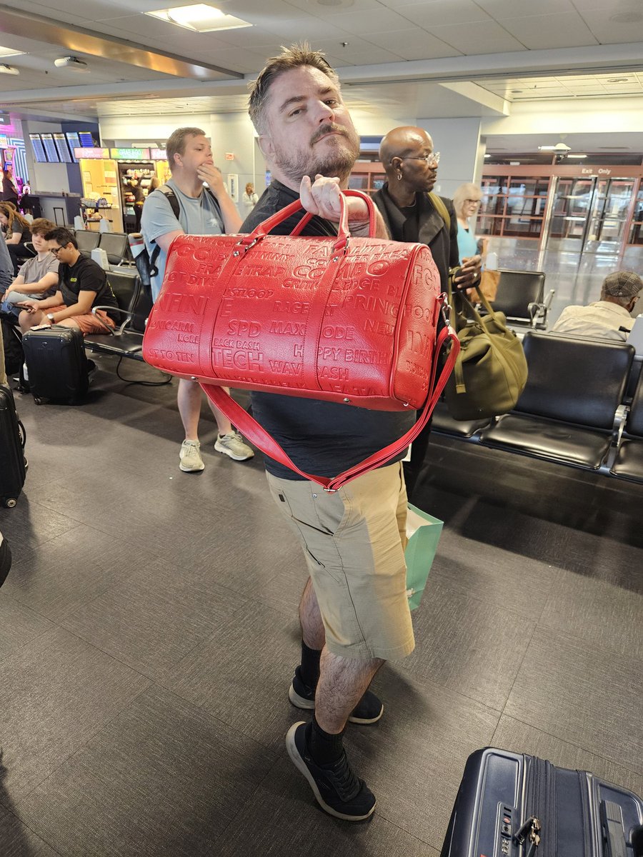 Ran into <a href="/DoomAssistMe/">Matthew Simmons</a> at the airport leaving <a href="/Evo/">Evo</a>. He was generous enough to remind us that he's America's Next Top Model as he was rockin' the Overhead Bag 🫶🏿👑

#STIER #FGC