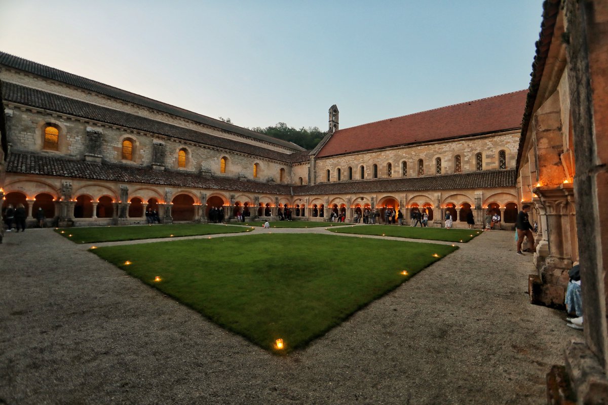 🟢 𝗝-𝟳 • 𝗡𝗢𝗖𝗧𝗨𝗥𝗡𝗘 𝗔̀ 𝗙𝗢𝗡𝗧𝗘𝗡𝗔𝗬 🌙 | Le 15 août, l’abbaye brillera de plus de 1200 bougies… 

L’ensemble Les Ambrosiniens fera résonner le chant grégorien dans les espaces emblématiques de #Fontenay.🕯

🌐 Billetterie sur place ou sur bit.ly/BilletterieEve…