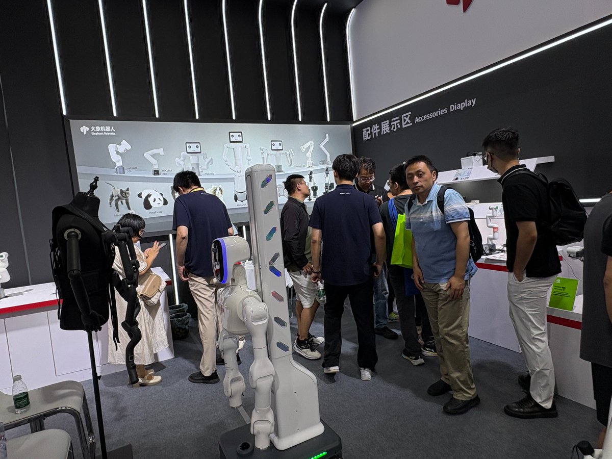 CobotMy's tweet image. 🚀Day 1 at #WRC2025! 🎉
🌟We&apos;re thrilled to be at the #WRC, showcasing our innovative robots, including collaborative robots, mobile robots, humanoid robots, and lifelike bionic robotic companion pets. 🤖 Alongside, we&apos;re also featuring 3 upcoming robots. Our innovative lineup…