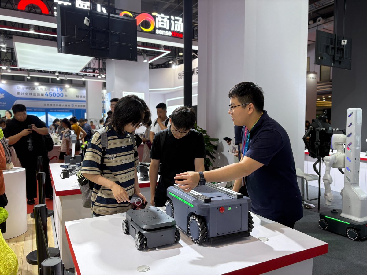 CobotMy's tweet image. 🚀Day 1 at #WRC2025! 🎉
🌟We&apos;re thrilled to be at the #WRC, showcasing our innovative robots, including collaborative robots, mobile robots, humanoid robots, and lifelike bionic robotic companion pets. 🤖 Alongside, we&apos;re also featuring 3 upcoming robots. Our innovative lineup…