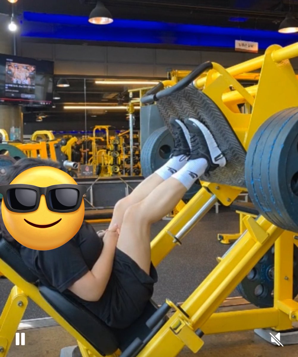 mmririss's tweet photo. 안물 안궁  요즘근황  **
아직 헬린이 지만 레그프레스 200kg
데드리프트 100kg 를 하게 되었고
미캉이   갑작스레 먼 곳 으로 
소풍을 떠났습니다 . 혼자 남은 오모니는 무기력증 을 보이셔서  유치원 종일반을 등록했습니다.
어르신들의 빈자리가 크지만 하루하루 견더가며
오모니랑 지내고 있어욥. https://t.co/pb7l36k3uK
