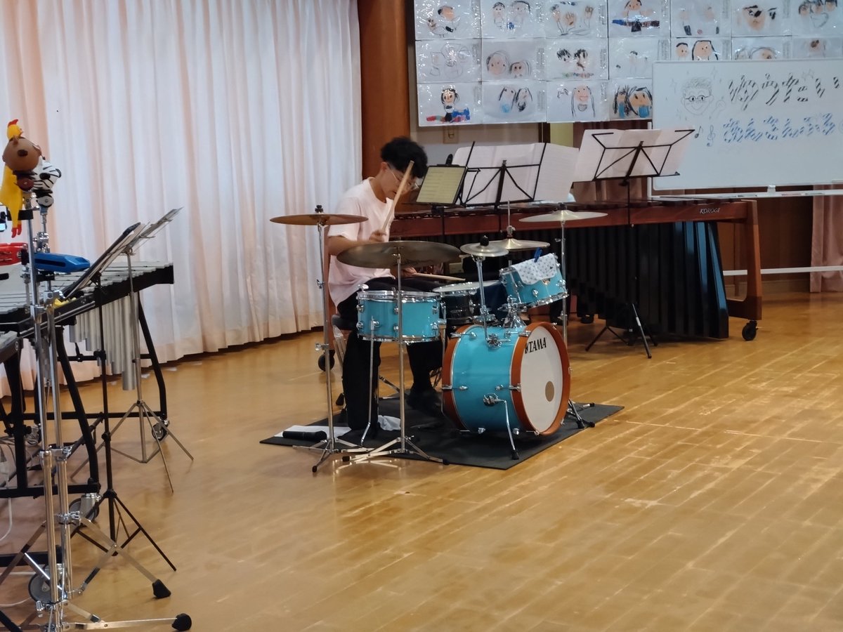 富山のとある学童保育さんで
T.P.Fメンバーによる、パーカッションアンサンブルでした！
コチラで勤務している、ゆうだい先生のカッコイイ✨ドラムに子供たち大興奮🥳
素直な反応にとても楽しく演奏できて
嬉しかったです！
ありがとうーーー！