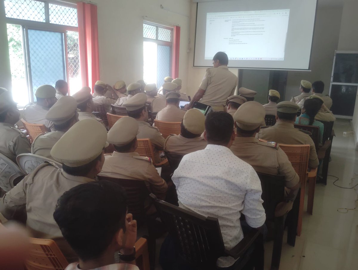 आज जोन कार्यालय, गोरखपुर में आयोजित कार्यशाला में यूपी पुलिस में संचालित IGRS, CCTNS, NCRP व ICJS पोर्टल सहित कुल 41 विभिन्न पोर्टलों के प्रभावी क्रियान्वयन के सम्बन्ध में जोन के समस्त रेंज व जनपदों के कर्मियों को जानकारी दी गई।