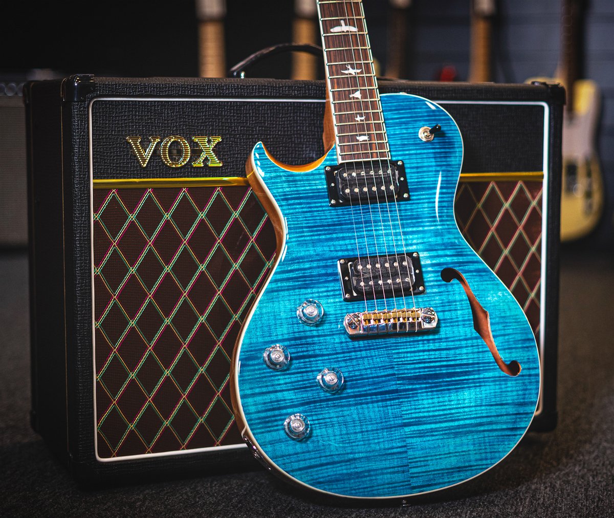 This finish demands a second look 😍 PRS SE Zach Myers 594 in Myers Blue.