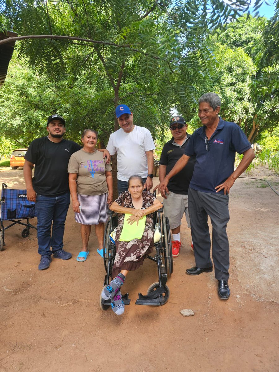 Llevo más de 14 años sembrando un granito de esperanza en cada entrega de silla de ruedas. Hoy, esa esperanza tocó la vida de doña Mirta Godoy, una mujer de 76 años que vive en la comunidad de Quebrada Larga 2. Una verdadera guerrera que, gracias a esta silla, vuelve a sentirse