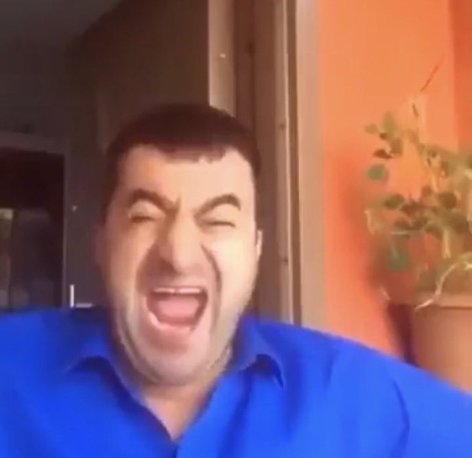 +ee sen neler yapıyorsun canım?
-spor salonum vardı onu işletiyordum sattım sonra
+niye sattın ki?
-elemanlardan birine ekmek al dedim, almadı.