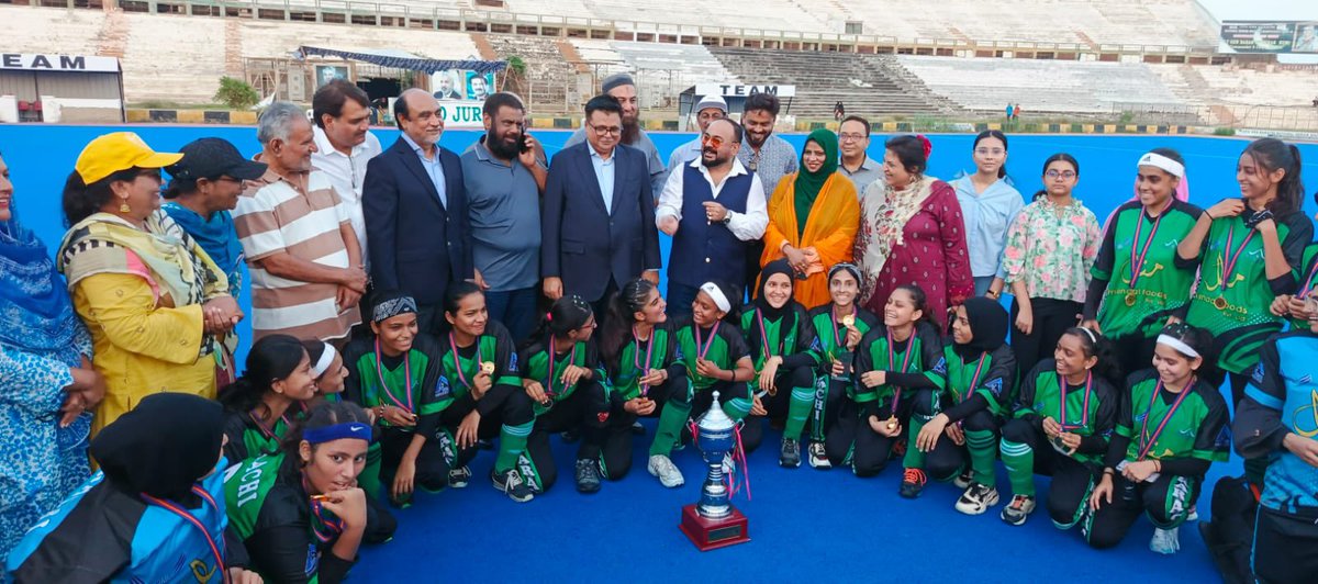KarachiHockey1's tweet photo. Group photo with Winning team #Karachi #WomenHockey with guests and KHA Team https://t.co/ptfJ7Vomp9