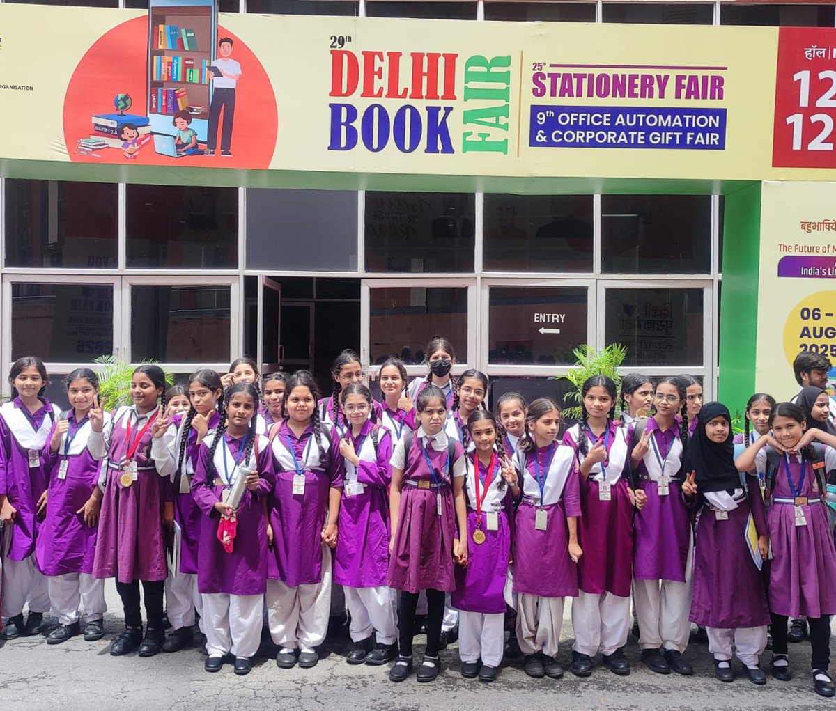 A moment of pride! 💫
Students of RSKV Jama Masjid showcased their talent at the Drawing Competition held at the Delhi Book Fair 2025, Pragati Maidan. 🏆
Our 5 young artists won prizes and were felicitated by the Hon’ble Director of Education, Ms. Veditha Reddy. 🌟
Heartfelt