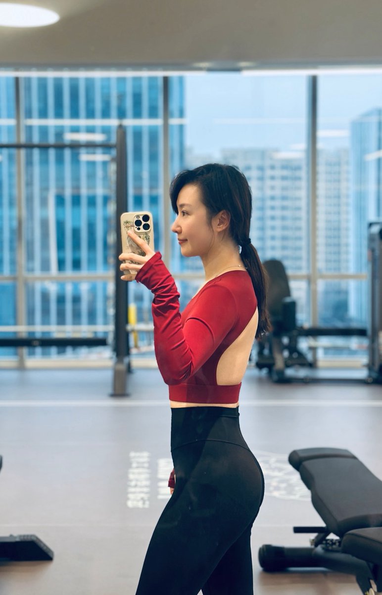 "In the world of fitness, I have found my own rhythm and strength. What the camera captures is not a perfect body, but a real me who constantly challenges myself, fights bravely, and constantly surpasses myself.#Shareholder