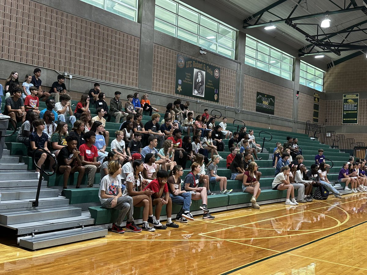 Welcoming our new Cole Cougars this morning. Thank you to S2S, Dr. Nellums, Mr. Reyes for putting on a great event.      💚💛💚💛<a href="/RobertgcoleS2s/">robertgcole_s2s</a> <a href="/RGC_MS_HS/">Robert G. Cole Middle/High School</a>