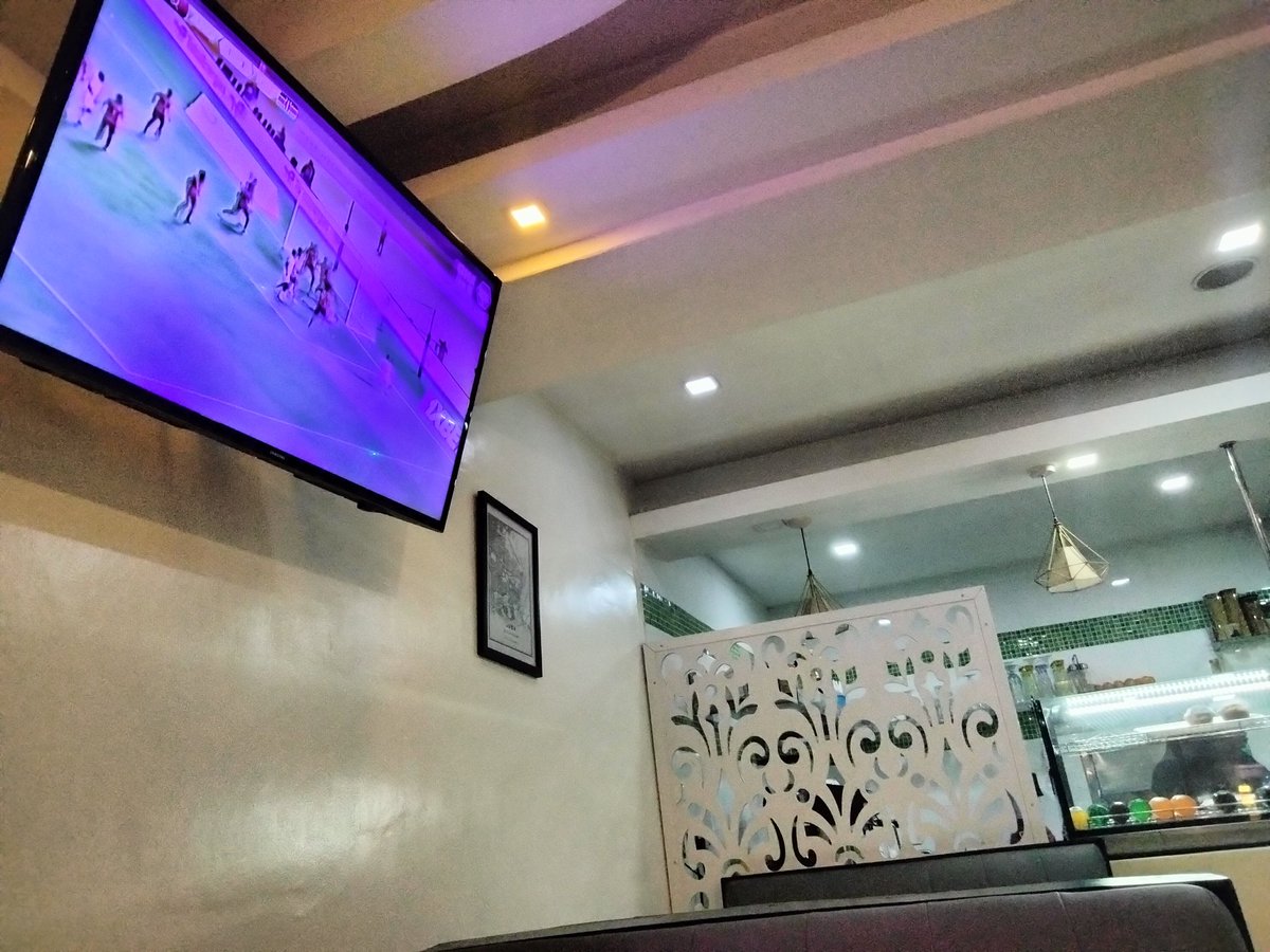 exitworker's tweet image. ナイロビの宿の食堂でサッカーW杯アフリカ予選を一緒に観戦。地元ケニアが格上のアンゴラと引き分け歓声が起きた。強敵モロッコとの次戦に向け絶対負けられない一戦だったそう。「コングラチュレーション」と声をかけると喜んでた。特別な日を共有できてよかった。#アフリカ縦断　#ケニア