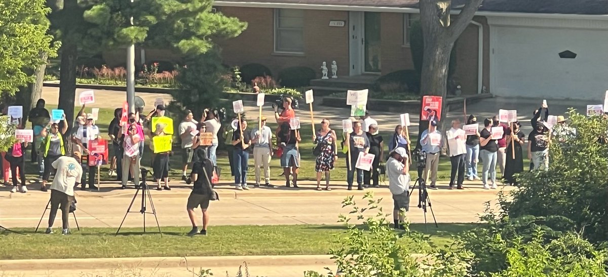 BREAKING: About four dozen protesters have found the unannounced suburban Chicago site where U.S. Homeland Security Secretary Kristi Noem is planned for a news conference on “worst-of-the-worst criminal illegal aliens.” ⁦<a href="/WBEZ/">WBEZ</a>⁩