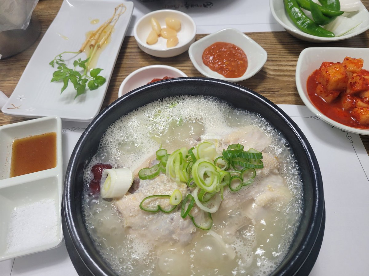 내일이 말복이라 오늘 미리 삼계탕으로 몸보신했어요🐓🔥
올여름 너무 더웠는데, 그래도 #입추 지나니까 바람이 조금 달라졌네요🍃
여러분도 #말복 챙기시고 건강한 여름 마무리 하세요☺️
