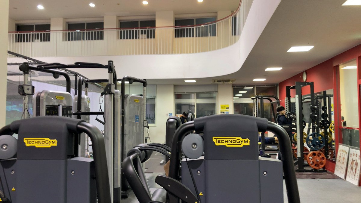 3連休前の仕事終わり。
ビアガと天秤にかけて、サウナ入りたくてジムに。
だいぶ久しぶりの汗くさいサウナ。
最近ずっと綺麗なとこばっか行ってたから新鮮だけど、やっぱイマイチだった。