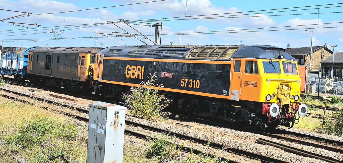 Harrod15S's tweet image. GBRf 57310 &amp;amp; 73965 at Peterborough this lunchtime working 6Z45 Peterborough maintenance shed to Tunbridge west yard
#class57 #class73 #trains #GBRf #Peterborough