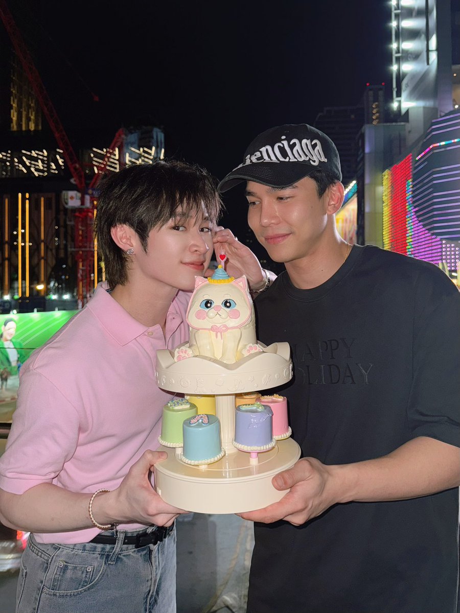 "ของขวัญปีนี้ เดี๋ยวไปเที่ยวกันนะ"
คุณกรธัสส์กล่าว..

#23YNattoLoveYou