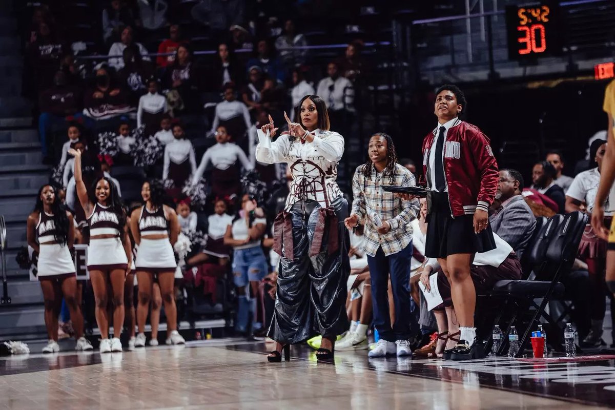 AAMU_Alumni's tweet image. 🏀 Coach Dawn Thornton named a 2025 Slam Dunk Courtside Disrupter during #WNBA All-Star Weekend!
In her 1st season at AAMU, she led the Bulldogs to their first-ever 20-win D1 season. A true game-changer on and off the court. 💪🏾🐾

#AAMU #AAMU150 #SheGotNow #TheHillForever