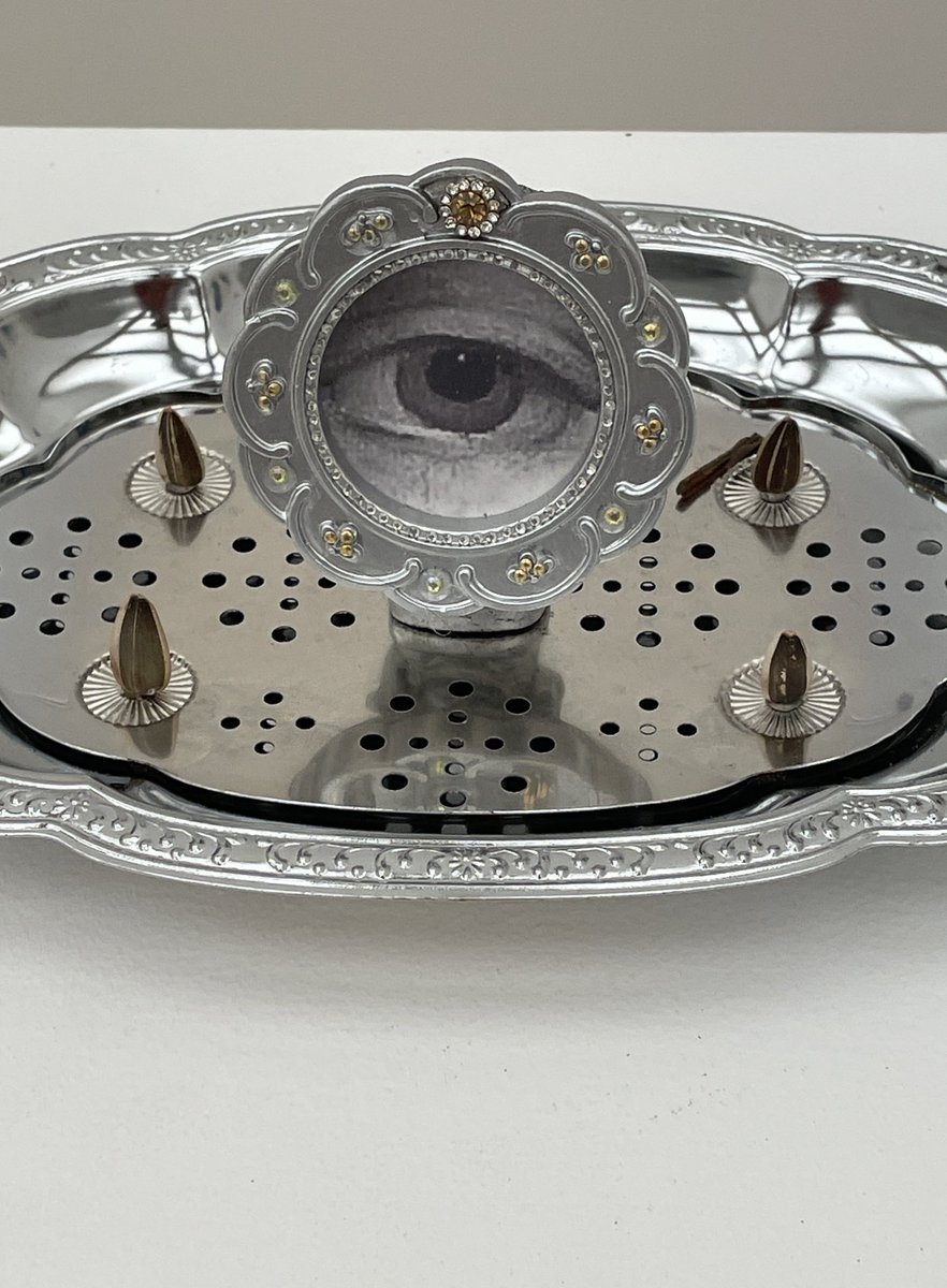 Buz.. 「LOOP HOLE Pavilion」

 府中市美術館市民ギャラリーでは50人を越す作家の作品を…入れるのムリだっぺ？…
から〜の奇跡の大集合⚡️🕳️⚡️

作家自ら腕まくりの展覧会。
㊗️展というノーコンセプト

ループホールは狭くて暑い🫠から…
ガランと涼しく映像展📺

11日まで！studioloophole.com