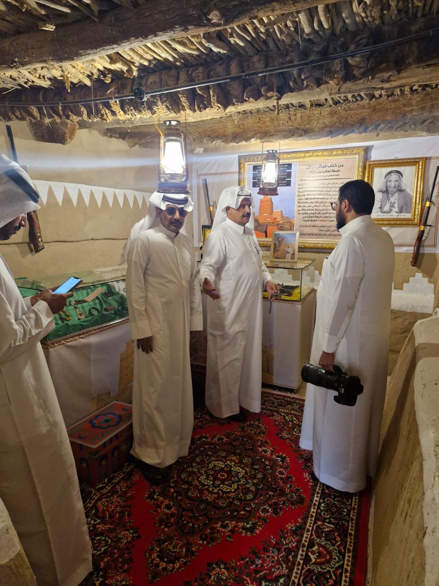 Samhar_palace's tweet image. زيارة كريمة من الاخ سياف بن دشن الشهراني وابنه لقصر ال عامر التاريخي #قصر_سمهر  عصر اليوم  .