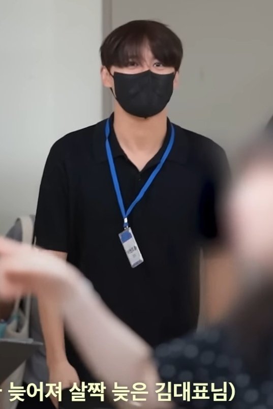 살짝 늦은 김대표님 마스크를 써도 잘생김이 느껴지는데 표정은 진짜로 미안해보여서 복복복 하고싶음