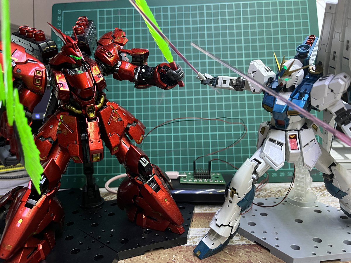 νガンダムとサザビー、ブラックライトじゃなくLEDで光ってます。紫の光が入らず撮影可能。#ガンプラ好きな人たちと繋がりたい
#二刀流大好きマン
風景にLED使いまくりのジオラマ欲しくなりますね。有線でも気にならない。
👉 TLP-LM01 amzn.to/3GiL6mL