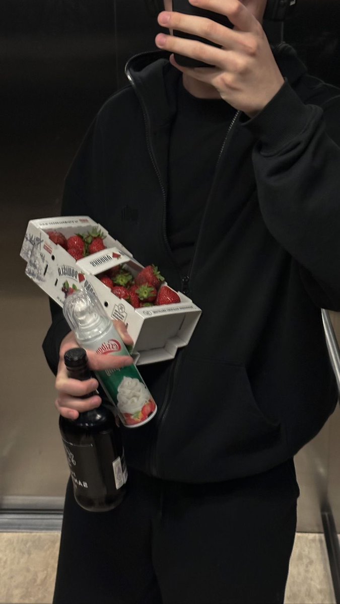 детка, можешь на пару минут выйти из комнаты? у меня кое-что для тебя есть.