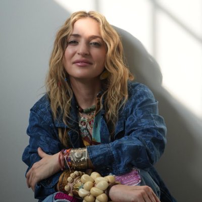 Mirellamusic's tweet photo. #NuevaFotoDePerfil NUEVO SENCILLO FE-LICIDAD en todas las plataformas ✨ https://t.co/VX2BVKIYS5