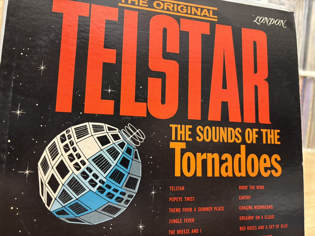 ザ・トルネイドーズの"TELSTAR"
途方もない宇宙空間で軌道をただただ回り続ける、そんな激しい孤独のようなものを曲から感じられる。未来の夢！とか、輝く近未来！じゃなくて孤独や諦念のニュアンス。それはベンチャーズのバージョンからは感じられない。何度も聴き入ってしまう。
すごい曲だなー！