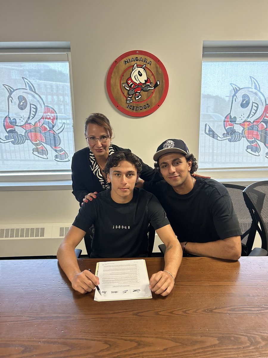 HAGE ——> DOG COUNTRY 🐶

We have officially signed newly acquired forward Alex Hage to an OHL Scholarship and Development Agreement! 

Welcome to Dog Country, Alex and his family! 🧊🐶
