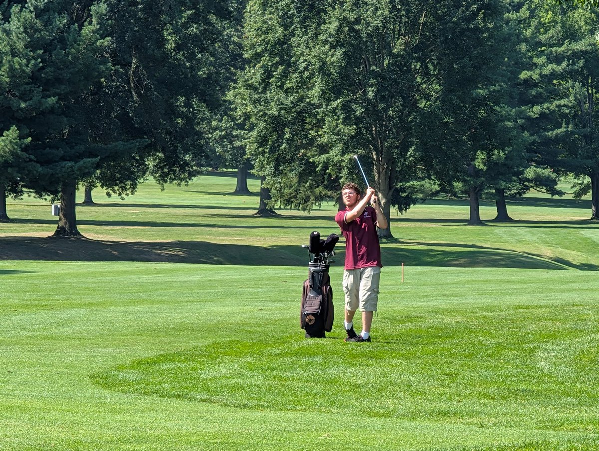 Blade Ascarrunz pitching onto the par 5 3rd.
