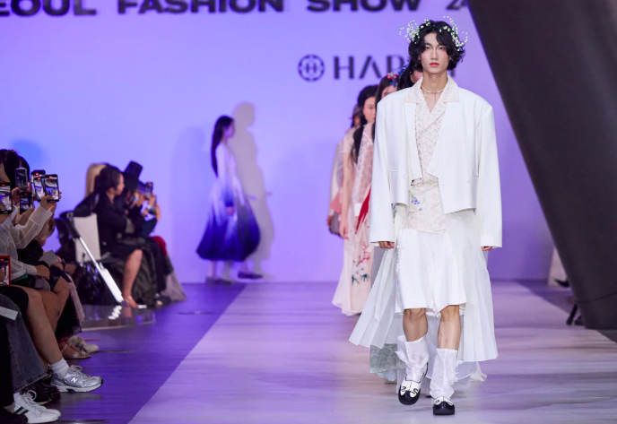 🇰🇷✨ Pourquoi tout le monde parle de la mode de Séoul en 2025 ?
De la rue au tapis rouge, la K-fashion ne cesse de bousculer les codes !

➤ Quelles sont les tendances ? Pourquoi cet engouement ?

piece-of-k.com/blogs/infos/mo…
#Mode2025 #Kfashion #TendanceSéoul