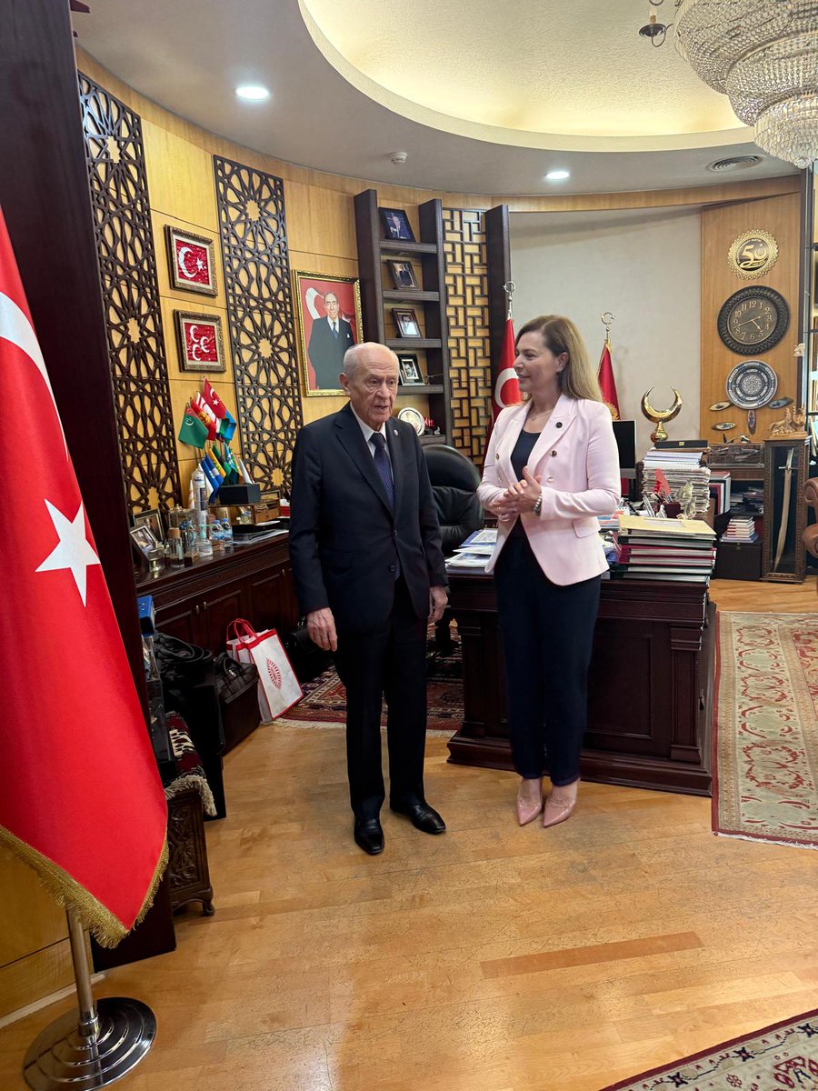 Genel Başkanımız Sayın Devlet Bahçeli beyefendiyi ziyaret ederek hayır dualarını aldım.
Cenab-ı Allah Sayın Genel Başkanımızı ülkemizin, milletimizin ve bizlerin başından eksik etmesin.